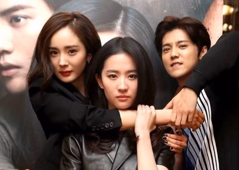 Năm 2015, Lưu Diệc Phi ủng hộ Dương Mịch ra mắt phim Tôi là nhân chứng. Ảnh: Sức Khoẻ Đời Sống.