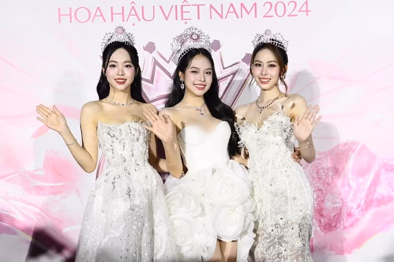 Ngọc Hằng đẹp ngọt ngào bên Hoa hậu Thanh Thủy (giữa) và Á hậu Trịnh Thùy Linh. Ảnh: Hoa hậu Việt Nam.