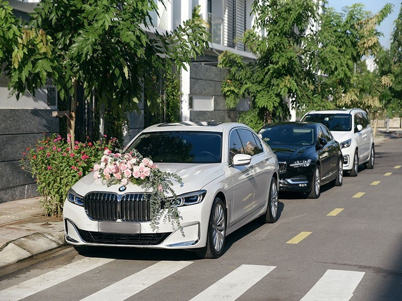 12 chiếc siêu xe đưa chồng Minh Hằng đến nhà nữ ca sĩ trong lễ ăn hỏi. Ảnh: Dân Việt.