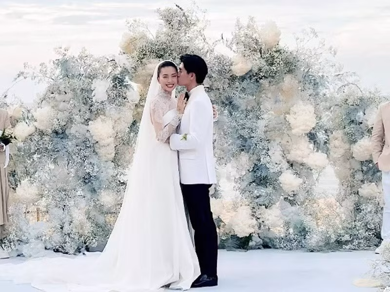 Đám cưới của Ngô Thanh Vân và Huy Trần diễn ra tại một khu nghỉ dưỡng cao cấp. Cô dâu diện váy cưới giá gần 600 triệu đồng. Ảnh: Vietnamnet.