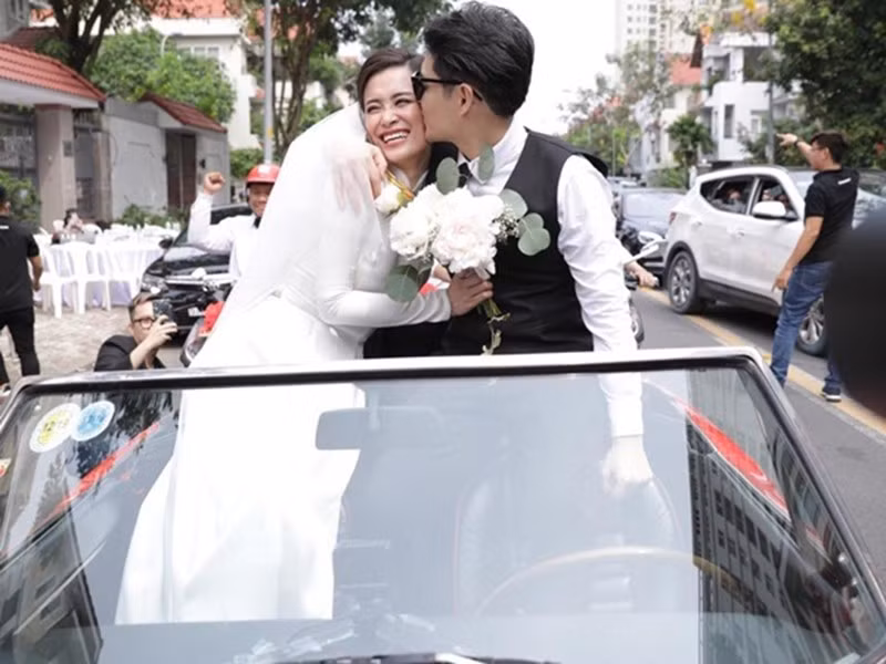 Trong lễ ăn hỏi, Đông Nhi được Ông Cao Thắng rước dâu bằng xe mui trần. Ảnh: Vietnamnet.