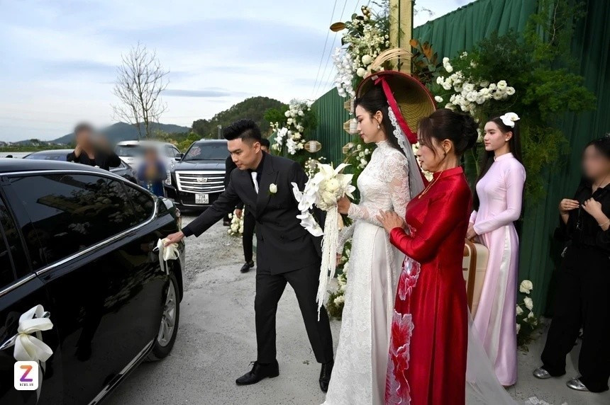 Ngày 22/10, lễ cưới hỏi của Hoa hậu Đỗ Thị Hà và doanh nhân Viết Vương thu hút sự quan tâm của nhiều khán giả. Trong buổi sáng, cô dâu được rước bằng xe sang. Theo Znews, nhiều xe hơi sang trọng cũng xuất hiện. Ảnh: Znews.