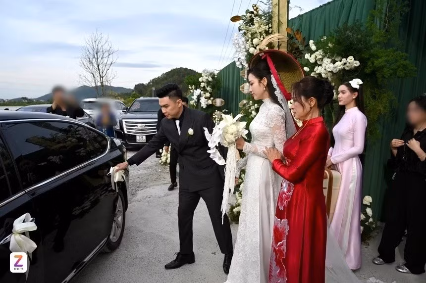 Ngày 22/10, lễ cưới hỏi của Hoa hậu Đỗ Thị Hà và doanh nhân Viết Vương thu hút sự quan tâm của nhiều khán giả. Trong buổi sáng, cô dâu được rước bằng xe sang. Theo Znews, nhiều xe hơi sang trọng cũng xuất hiện. Ảnh: Znews.