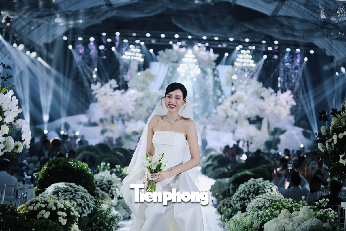 Tiệc cưới của Đỗ Thị Hà vào tối ngày 22/10 tại Quảng Trị có không gian đẹp lung linh. Theo Tiền Phong, rạp cưới rộng 3.000m2. Thực đơn tiệc cưới gồm 8 món ăn gồm súp bí đỏ, cá hồi áp chảo sốt chanh dây, caesar salad, tôm hùm hấp bia, bào ngư sốt nấm, lõi bò Mỹ sốt tiêu đen kèm bánh mì, xôi nhân chim hấp và bưởi Phúc Trạch. Ảnh: Tiền Phong.