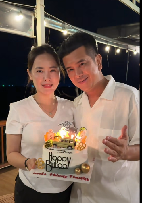 Trên trang cá nhân, nam diễn viên Hùng Thuận vừa chia sẻ đoạn video ghi lại khoảnh khắc đón tuổi mới bên vợ – Tuệ Tâm. Không tiệc tùng đông người, anh chọn cách kỷ niệm trong không gian riêng tư, ấm cúng.