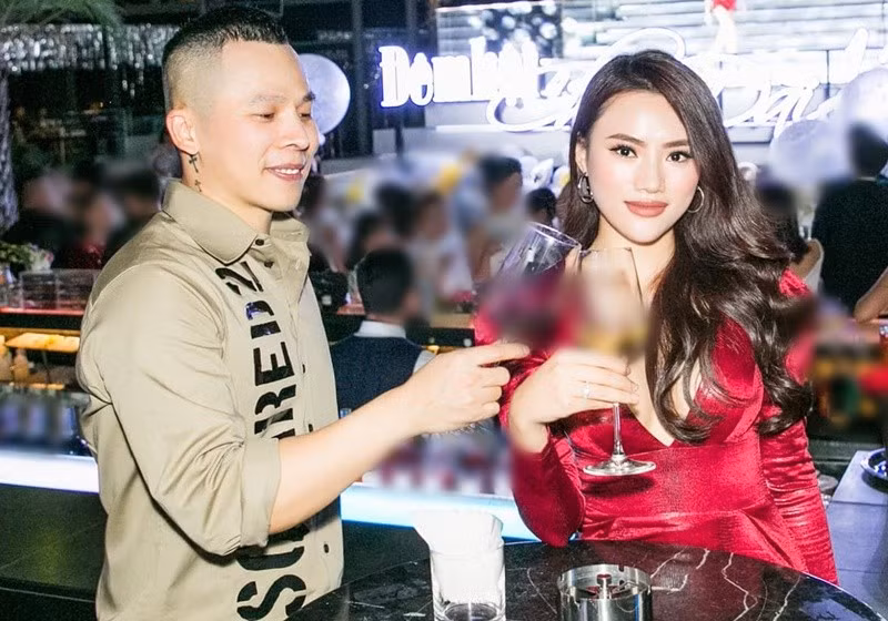 Người đẹp sinh năm 1997 từng không ít lần đăng tải hình ảnh bên ông bầu Vũ Khắc Tiệp. Ảnh: FB Hà Vi Vi.