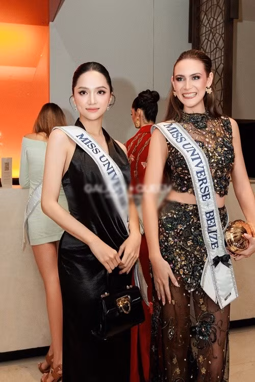 Hương Giang và Isabella diện trang phục tông đen. Ảnh: FB Hương Giang.