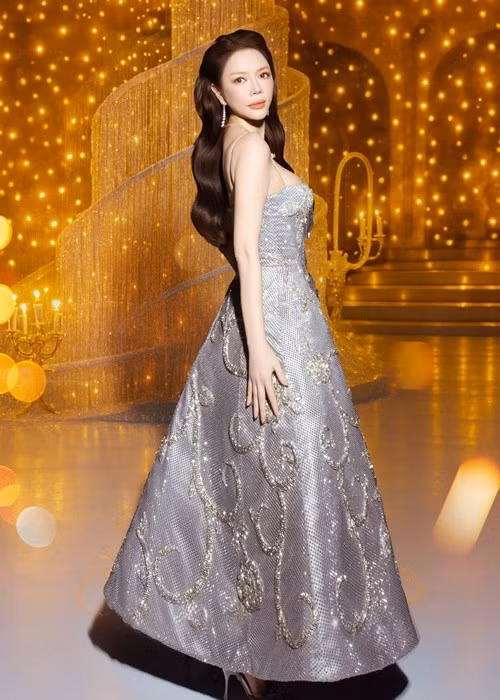 Tham gia sự kiện, Lý Nhã Kỳ diện đầm dạ hội với phần corset ôm sát thân trên giúp tôn lên đường cong quyến rũ của người đẹp. Ảnh: Linh Phạm.