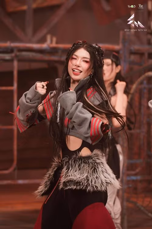 Không ít fan nhận xét Lyhan là "cỗ máy nhảy". Ảnh: FB Lyhan.