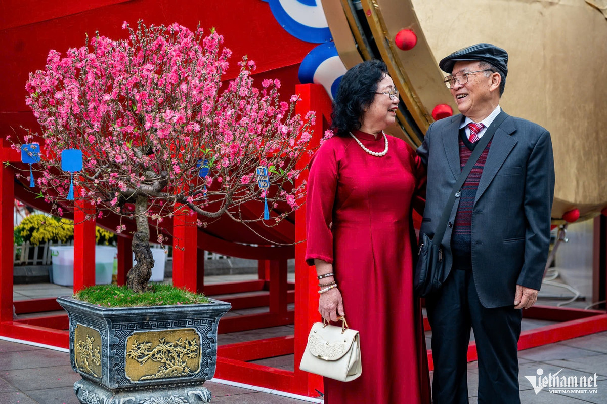 Ông Lê Viết Anh (79 tuổi, phường Hoàn Kiếm) cho biết đã giữ thói quen xuống phố du xuân suốt nhiều năm. Theo ông, việc đi bộ vừa giúp nâng cao sức khỏe, vừa giúp ông cảm nhận trọn vẹn không khí Tết đang lan tỏa khắp nơi.