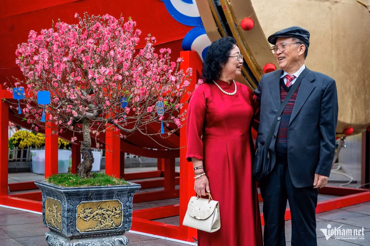 Ông Lê Viết Anh (79 tuổi, phường Hoàn Kiếm) cho biết đã giữ thói quen xuống phố du xuân suốt nhiều năm. Theo ông, việc đi bộ vừa giúp nâng cao sức khỏe, vừa giúp ông cảm nhận trọn vẹn không khí Tết đang lan tỏa khắp nơi.