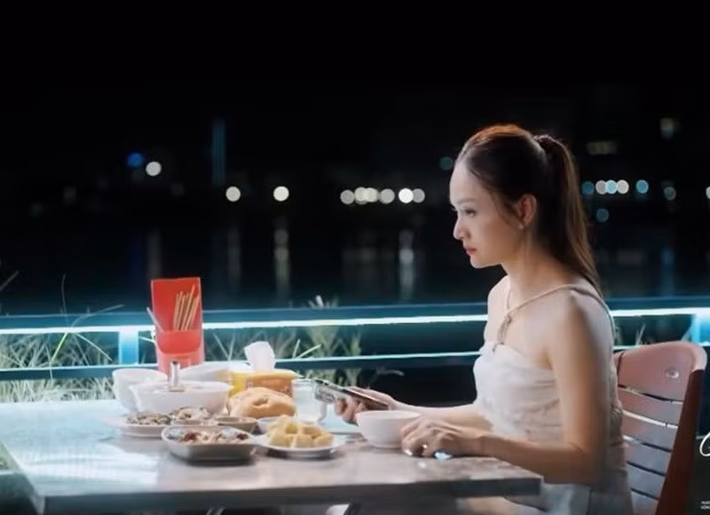 Trong cuộc phỏng vấn với Vietnamnet, Lan Phương nói cô nhận lời đóng Gió ngang khoảng trời xanh một phần vì được diễn chung với Doãn Quốc Đam. Hai diễn viên vào vai vợ chồng trong phim Gia đình mình vui bất thình lình. Ảnh: FB Lan Phương.