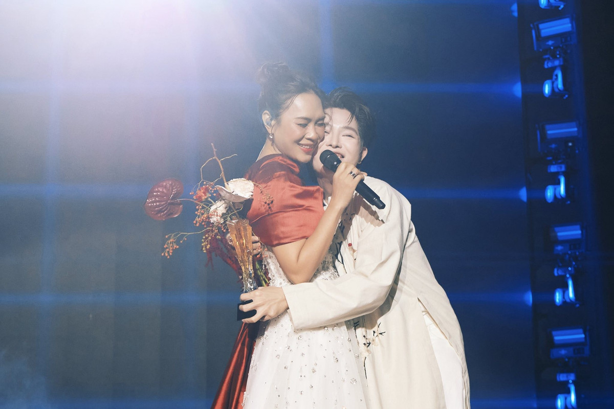 Anh ủng hộ 1 tỷ đồng hỗ trợ bà con chịu ảnh hưởng bão Bualoi, quyên góp cho bà con ở Huế và Đà Nẵng 200 triệu đồng, ủng hộ 100 triệu đồng cho người dân tỉnh Đắk Lắk﻿.