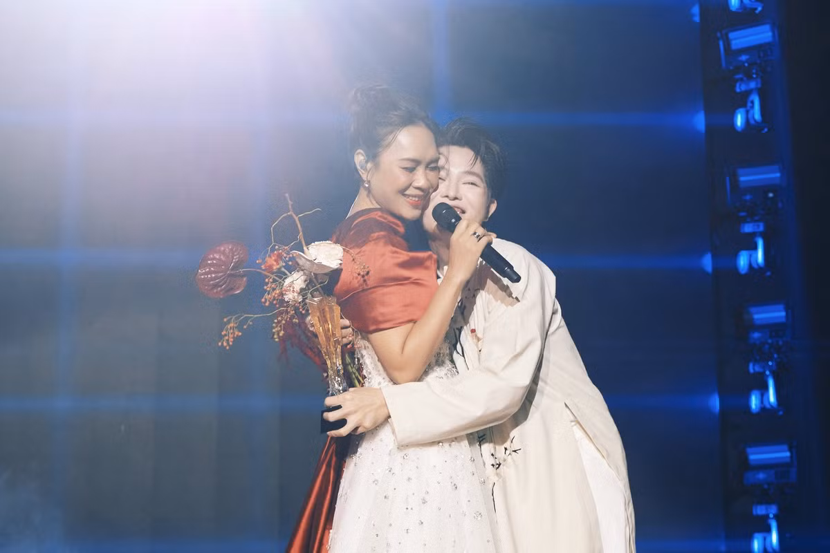 Anh ủng hộ 1 tỷ đồng hỗ trợ bà con chịu ảnh hưởng bão Bualoi, quyên góp cho bà con ở Huế và Đà Nẵng 200 triệu đồng, ủng hộ 100 triệu đồng cho người dân tỉnh Đắk Lắk﻿.