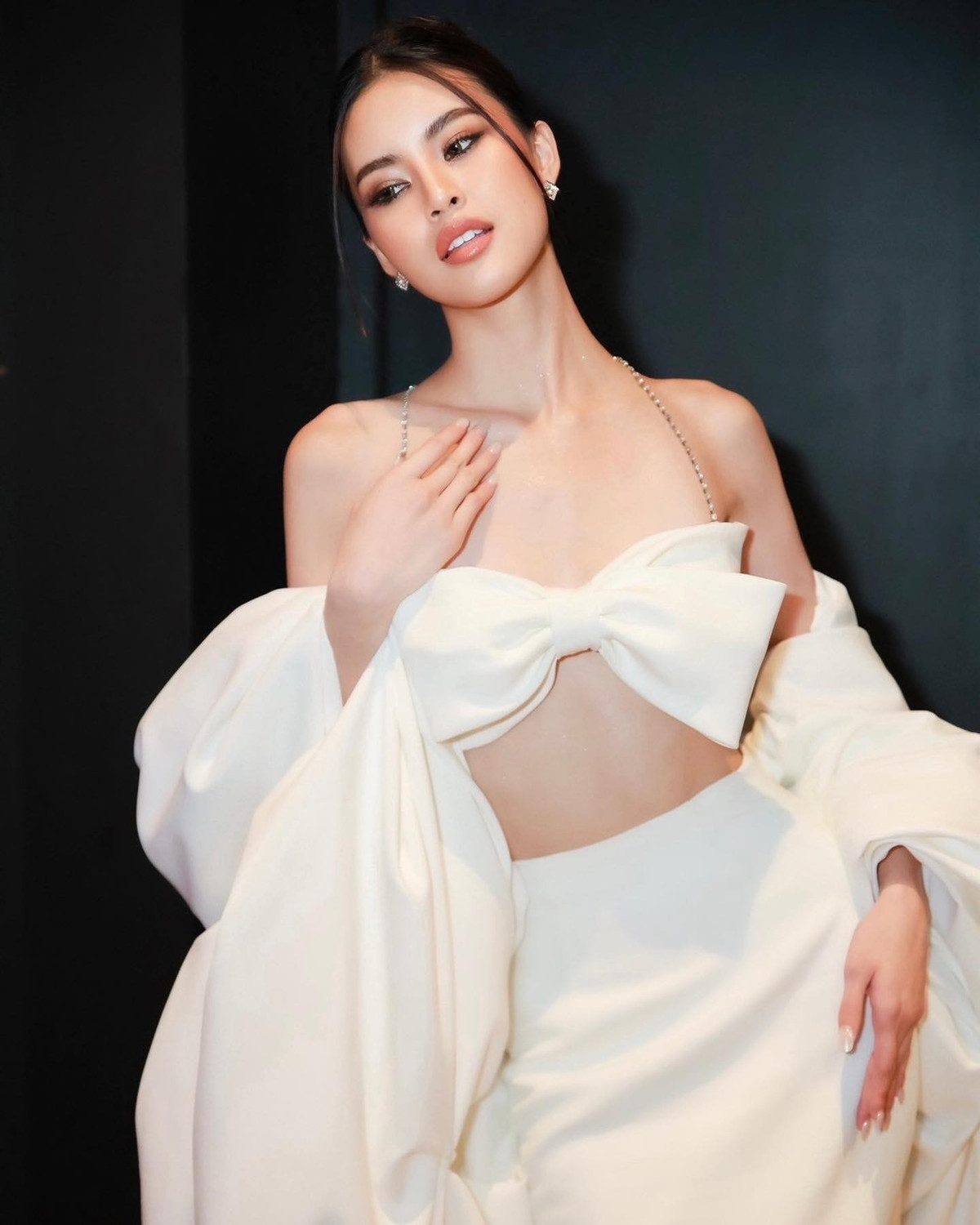 Mỹ nhân Thái Lan khoe vóc dáng gợi cảm với áo croptop kết hợp chân váy cạp cao. Ảnh: FB Nicha Poonpoka.