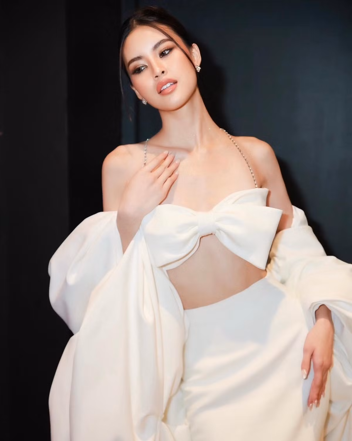 Mỹ nhân Thái Lan khoe vóc dáng gợi cảm với áo croptop kết hợp chân váy cạp cao. Ảnh: FB Nicha Poonpoka.