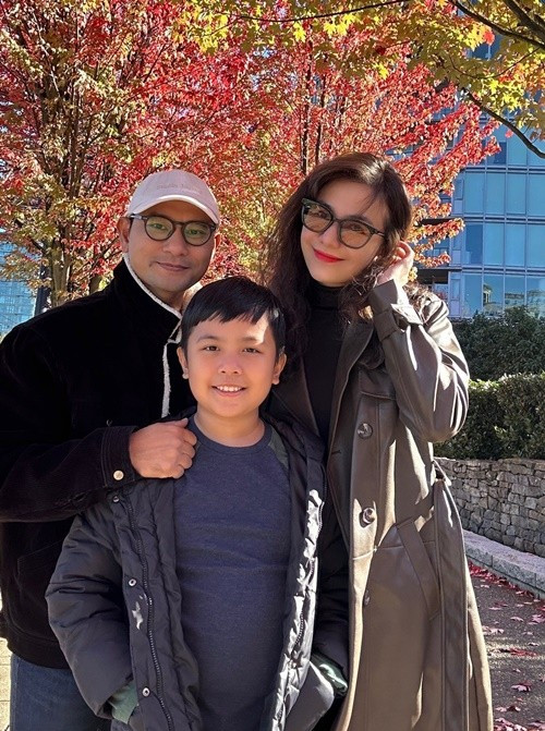 Huỳnh Đông thỉnh thoảng về Việt Nam để hoạt động nghệ thuật.