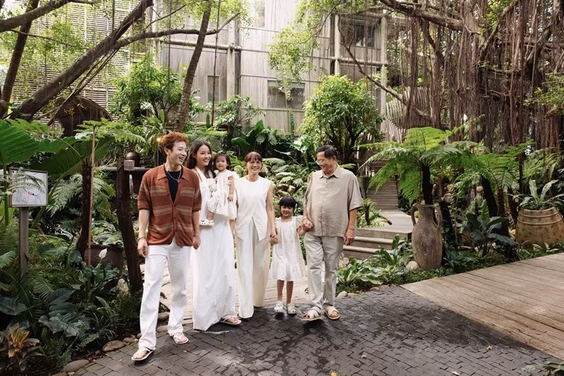 Trương Mỹ Nhân cùng Phí Ngọc Hưng đưa hai con gái đi nghỉ dưỡng ở Bình Dương. Ảnh: FB Trương Mỹ Nhân.