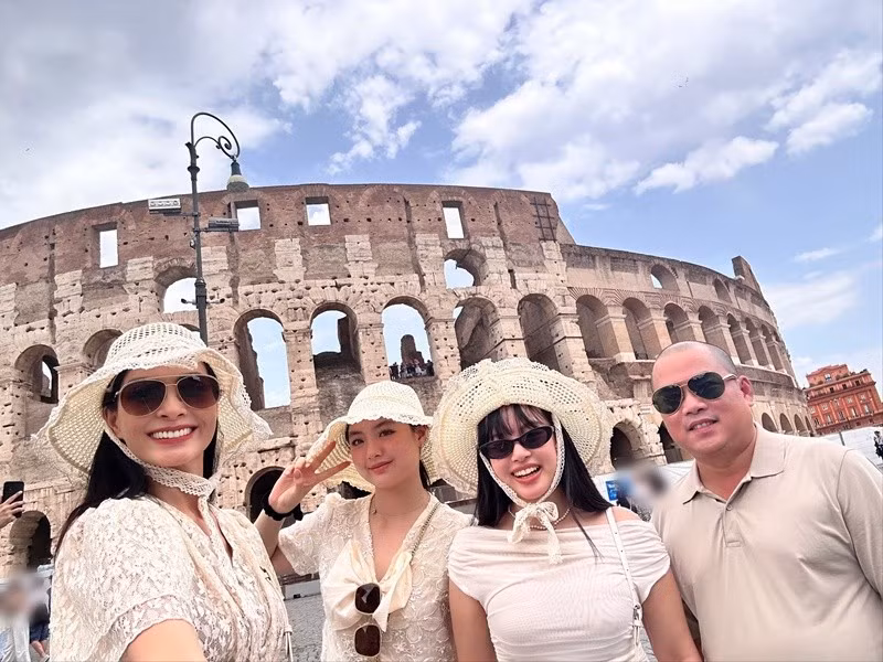 Thúy Hạnh - Minh Khang cùng hai con gái du lịch châu Âu. Ảnh: FB Thúy Hạnh.