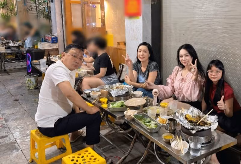 Vợ chồng nghệ sĩ Trịnh Kim Chi đưa hai con gái ra Hà Nội du lịch. Ảnh: FB Trịnh Kim Chi.