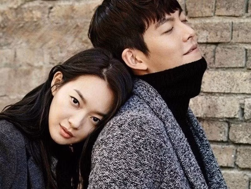 Shin Min Ah hơn Kim Woo Bin 5 tuổi. Năm 2015, sau khi cùng hợp tác trong một dự án quảng cáo thời trang, cả hai hẹn hò. Ảnh: VOV.