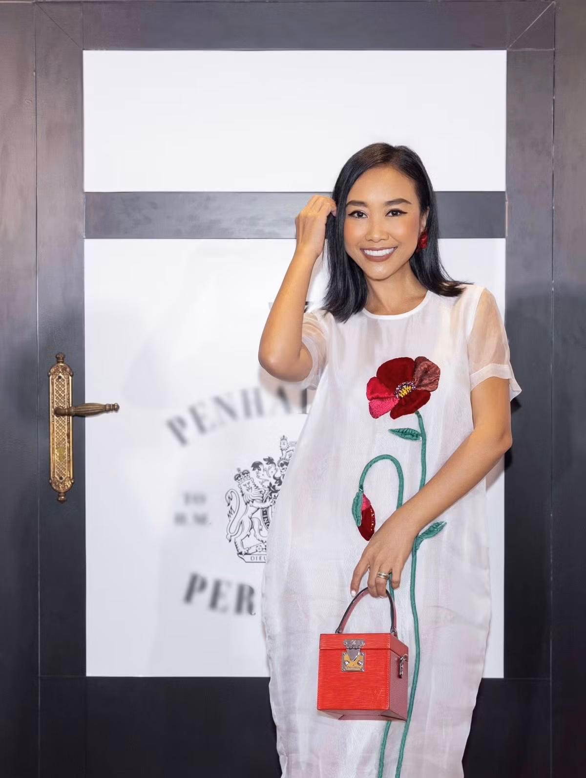 Đoan Trang sinh năm 1978, tốt nghiệp thanh nhạc Nhạc viện TP HCM. Cô từng đoạt giải Nhì cuộc thi Tiếng hát truyền hình TP HCM năm 2001.