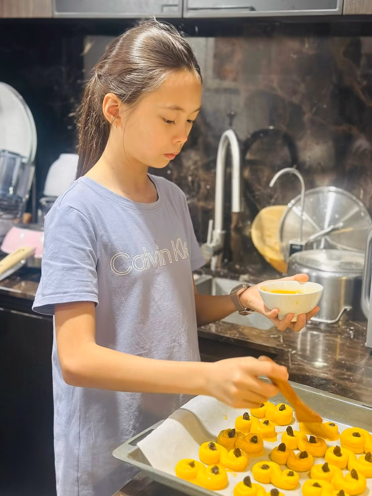 Ái nữ nhà Đoan Trang trổ tài làm bánh.