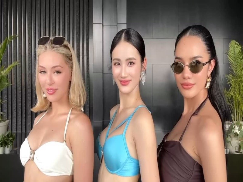 Ý Nhi diện áo tắm gợi cảm, đọ sắc bên đại diện Thái Lan (ngoài cùng bên phải) và New Zealand. Hiện tại, mỹ nhân Thái Lan là bạn cùng phòng của Ý Nhi.
