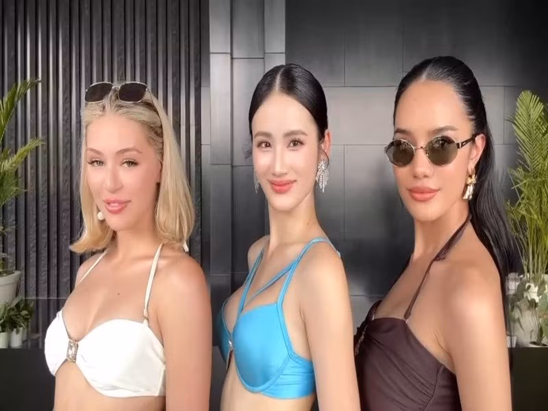 Ý Nhi diện áo tắm gợi cảm, đọ sắc bên đại diện Thái Lan (ngoài cùng bên phải) và New Zealand. Hiện tại, mỹ nhân Thái Lan là bạn cùng phòng của Ý Nhi.