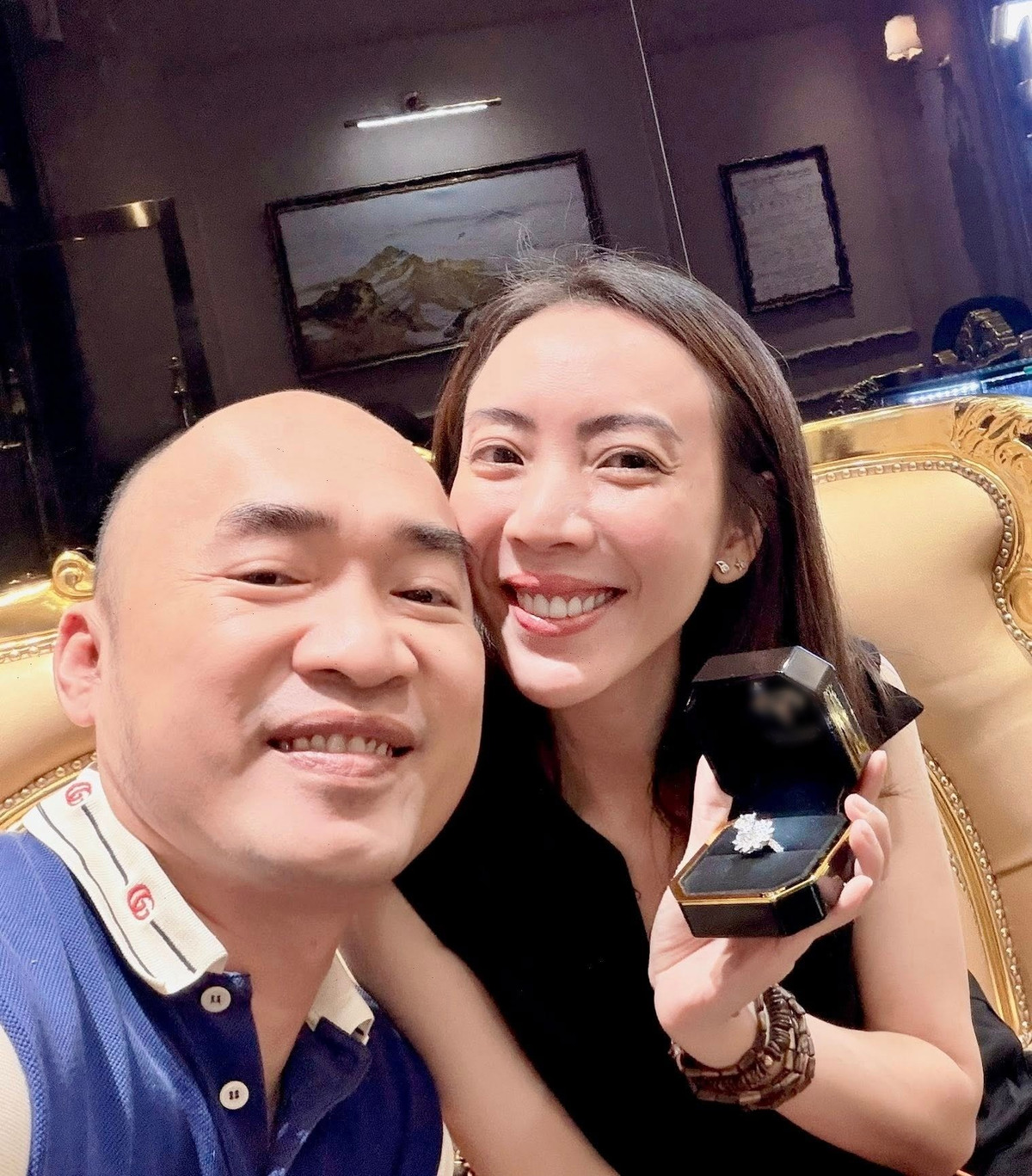 Món quà kỷ niệm của Tiến Luật dành cho Thu Trang gây chú ý. Trên trang cá nhân, Tiến Luật nhắn nhủ vợ: 'Em yêu! 15 năm bên nhau vẫn luôn thương và thông cảm cho anh. Một chút tấm lòng của anh, mong em nhận và đáp lại đúng nghĩa nha em". Ảnh: FB Tiến Luật.