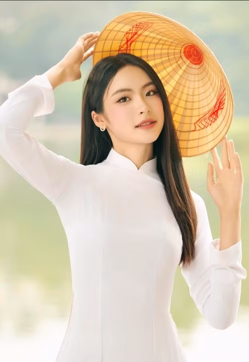 Nàng hậu khoe vẻ đẹp tinh khôi trong tà áo dài trắng. Ảnh: FB Vân Nhi.