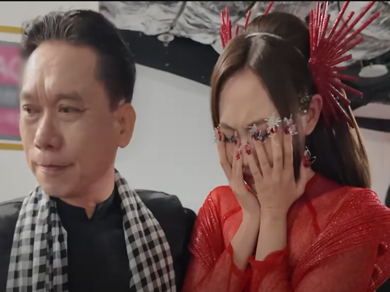 Nữ ca sĩ cho biết, trong buổi tổng duyệt, lần đầu tiên được thấy đầy đủ dàn đàn tranh, đàn bầu, đàn nguyệt và sáo trên sân khấu, cô đã rất tự hào, mong được hòa giọng mình cùng những thanh âm dân tộc. Ảnh: FB Phương Mỹ Chi.