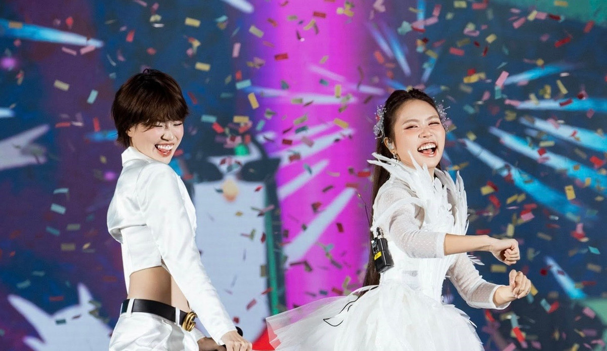 Ca sĩ Phương Mỹ Chi (phải) - rapper Pháo đều sinh năm 2003, cùng bước ra từ gameshow âm nhạc.