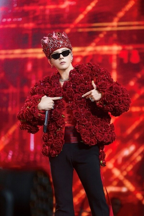 G-Dragon có thu nhập “khủng” nhờ bản quyền âm nhạc, đi hát, đại diện thương hiệu, quảng cáo. Theo Znews, nam ca sĩ được Financial News mệnh danh là một trong những ngôi sao siêu giàu của Hàn Quốc. Ảnh: Tiền Phong.