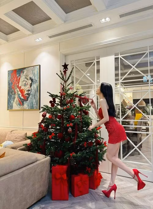 Nữ ca sĩ từng trải qua quãng thời gian khó khăn khi chưa nổi tiếng. Cô phải đi xe thuê, ở nhà thuê. Ảnh: FB Hương Giang.