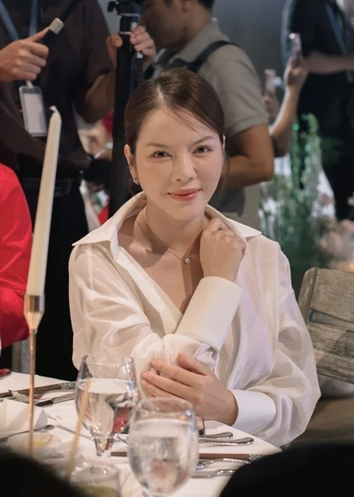 Lý Nhã Kỳ tham dự đám cưới của Hồ Quang Hiếu. Giống Quốc Trường, cô cũng là gương mặt vàng trong làng đi ăn cưới của Vbiz. Ảnh: Znews.