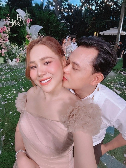 Vợ chồng Hồ Bích Trâm tình tứ khi dự hôn lễ của Hồ Quang Hiếu. Ảnh: FB Hồ Bích Trâm.