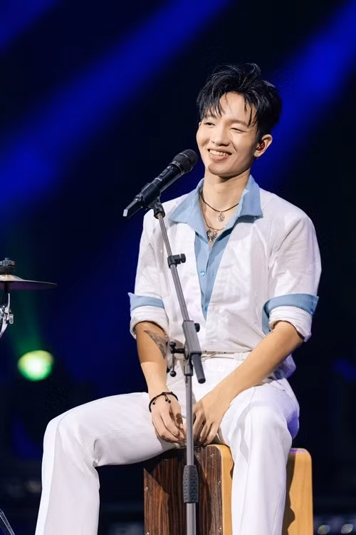 10 năm qua, Hoàng Dũng miệt mài đi hát, sáng tác. Theo Vietnamnet, nam ca sĩ sáng tác các ca khúc: Nàng thơ, Chờ anh nhé, Yếu đuối, Đôi lời, viết nhạc cho phim điện ảnh Mùa viết tình ca, 100 ngày bên em. Ảnh: FB Hoàng Dũng.