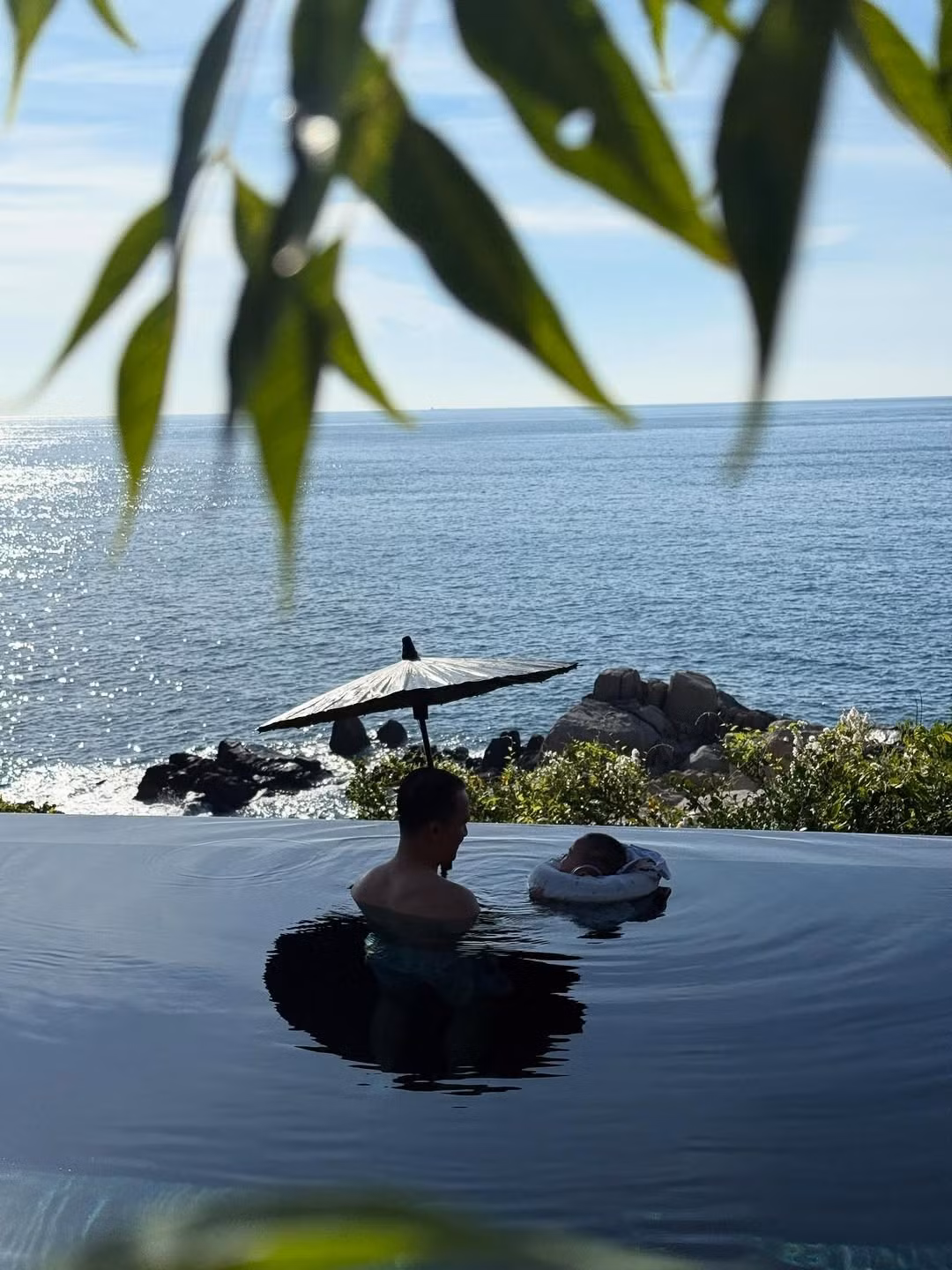 Doanh nhân Vinh Nguyễn cho con trai tập bơi trong kỳ nghỉ. Ảnh: Instagram Diễm My.