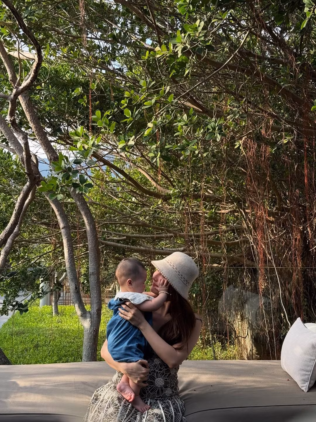 Diễm My tận hưởng khoảng thời gian bình yên bên chồng con trong một chuyến nghỉ dưỡng mới đây. Ảnh: Instagram Diễm My.