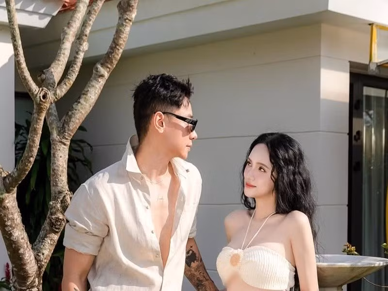 Nữ ca sĩ gợi cảm hơn bội phần sau khi đăng quang Hoa hậu Chuyển giới Quốc tế 2018. Ảnh: FB Hương Giang.