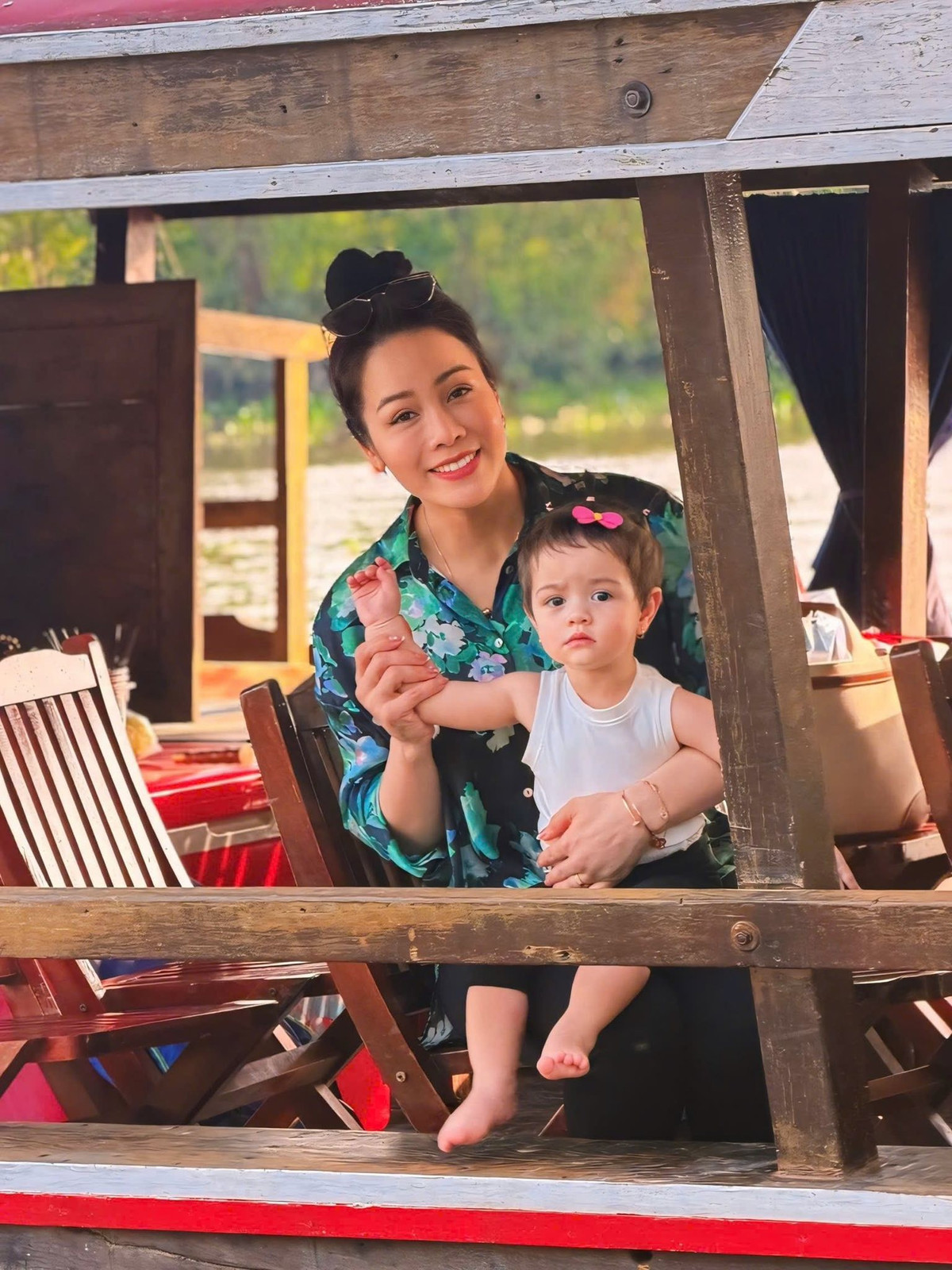 Nhật Kim Anh trân trọng những khoảnh khắc bên con gái. Nữ diễn viên chia sẻ trên Người Đưa Tin, cuộc sống thường ngày của cô thay đổi nhiều từ khi bé Julia chào đời.