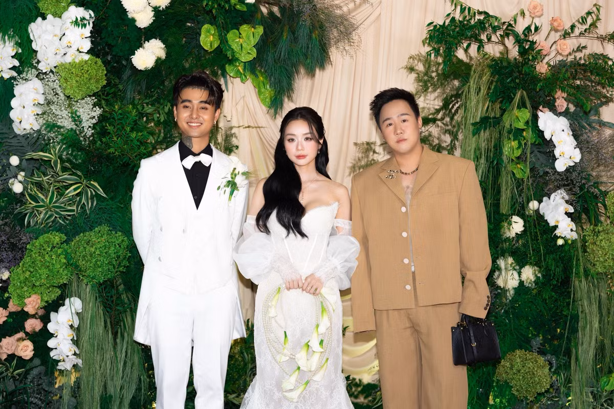 Trung Quân Idol chúc mừng vợ chồng Đạt G. Anh bày tỏ: "Chúc mừng Đạt G và Bảo Ngọc. Thế là hết tự do và hết cô đơn rồi nhá em mình. Mãi hạnh phúc nhé. Tôi vẫn dành cả thanh xuân để đi ăn cưới". Ảnh: FB Trung Quân Idol.