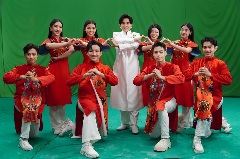 Đan Trường cho biết, khác với mọi năm thường tất bật lưu diễn dọc miền đất nước Việt Nam, Tết năm nay, nam ca sĩ quyết định dành thời gian ở Mỹ để vừa đón năm mới bên con trai Thiên Từ vừa mang tiếng hát phục vụ bà con Việt kiều. Ảnh: An Ninh Thủ Đô.