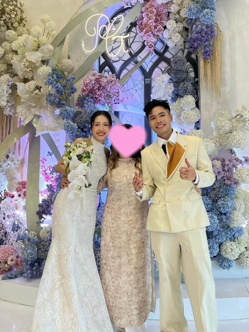 Trong ngày trọng đại, Phúc Du diện vest lịch lãm. Cô dâu ghi điểm với nhan sắc dịu dàng, trong trẻo, diện váy cưới tinh tế, nhẹ nhàng, tôn lên vẻ đẹp nền nã và rạng rỡ. Ảnh: Fanpage Thế Giới Showbiz.