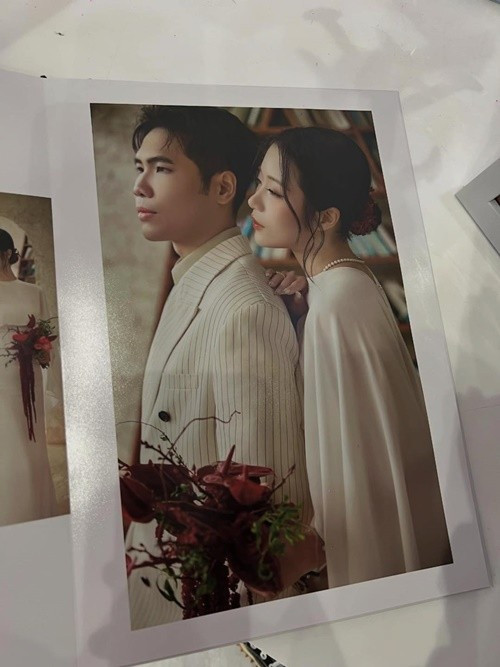 Nhiều bức ảnh cưới của vợ chồng Phúc Du được đặt trong hôn lễ. Ảnh: Fanpage Thế Giới Showbiz.