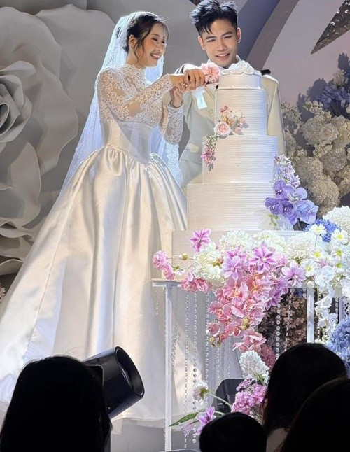 Mới đây, rapper Phúc Du tổ chức đám cưới riêng tư. Trên trang cá nhân, nam ca sĩ không đăng tải hình ảnh hôn lễ. Tuy nhiên, một số khoảnh khắc đám cưới của Phúc Du vẫn bị rò rỉ. Ảnh: Fanpage Thế Giới Showbiz.