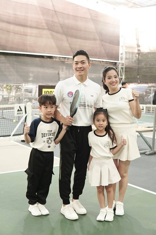 View - Quốc Cơ dành lời ngọt ngào cho Hồng Phượng trong ngày bảo vệ luận văn | Báo Tri thức và Cuộc sống - TIN TỨC PHỔ BIẾN KIẾN THỨC 24H