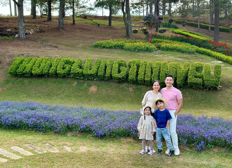 View - Quốc Cơ dành lời ngọt ngào cho Hồng Phượng trong ngày bảo vệ luận văn | Báo Tri thức và Cuộc sống - TIN TỨC PHỔ BIẾN KIẾN THỨC 24H