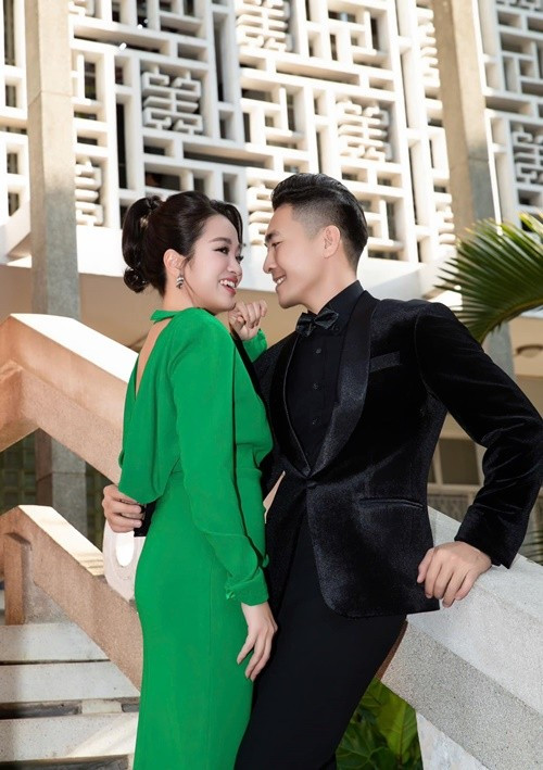 View - Quốc Cơ dành lời ngọt ngào cho Hồng Phượng trong ngày bảo vệ luận văn | Báo Tri thức và Cuộc sống - TIN TỨC PHỔ BIẾN KIẾN THỨC 24H